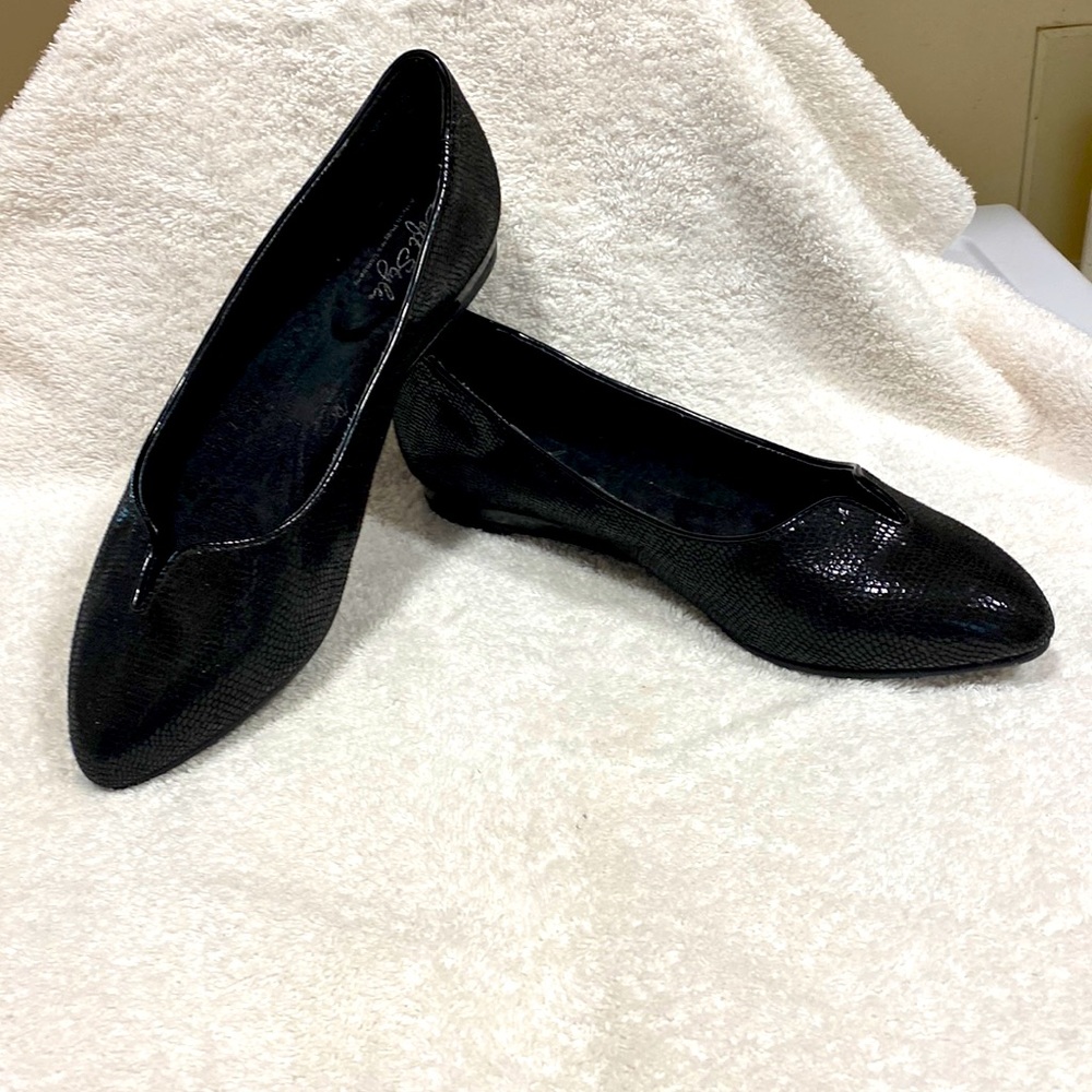 Hush Puppy Black Flats. Size 8. Soft Style